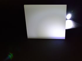 吊り戸棚や机の裏に収納ラックプラス（セミオーダーサイズ）の乳半に光を通したイメージ